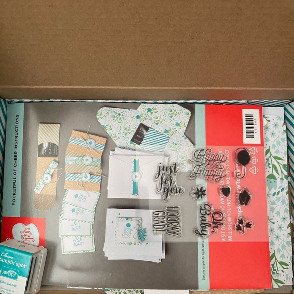 Stampin' Up! Card Kit with Stamps and Ink - Green and Red